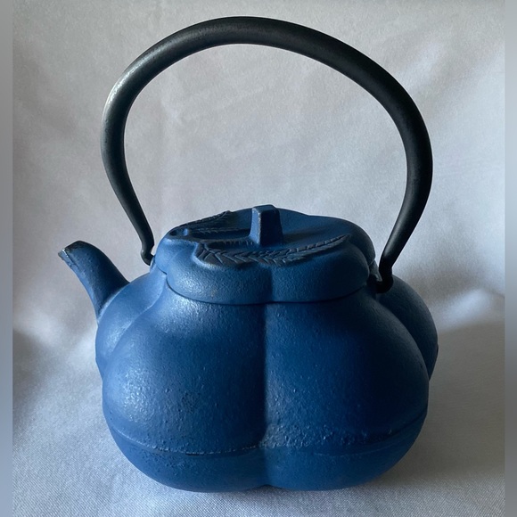 Cast Iron Lidded Teapot with Infuser - Picture 3 of 9